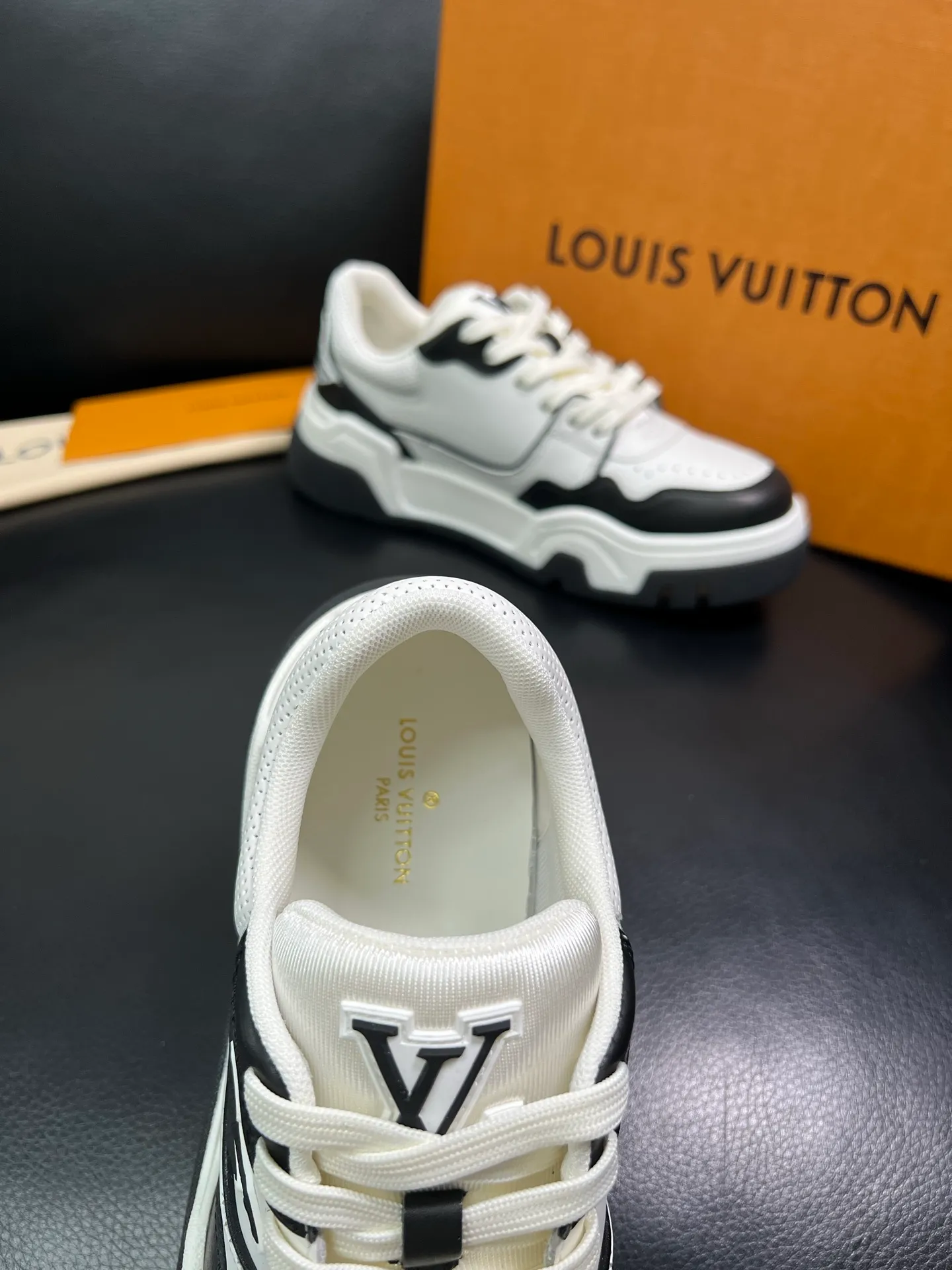 Men's shoes 💰900 Lv top purchase Louis Vuitton, counter synchronization, uppers imported from Italy cowhide, imported mesh padding soft and comfortable, soles: original soles specially provided by the original factory, T men's shoes 💰U exclusive movable molded soles super comfortable, original factory and single goods, high quality, welcome to compare, code number 38-44 (customized 45) 85883